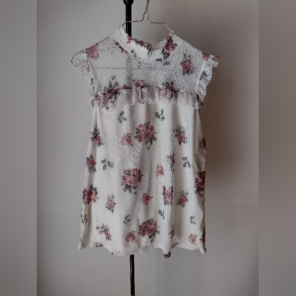 No Boundaries mock neck sleeveless blouse